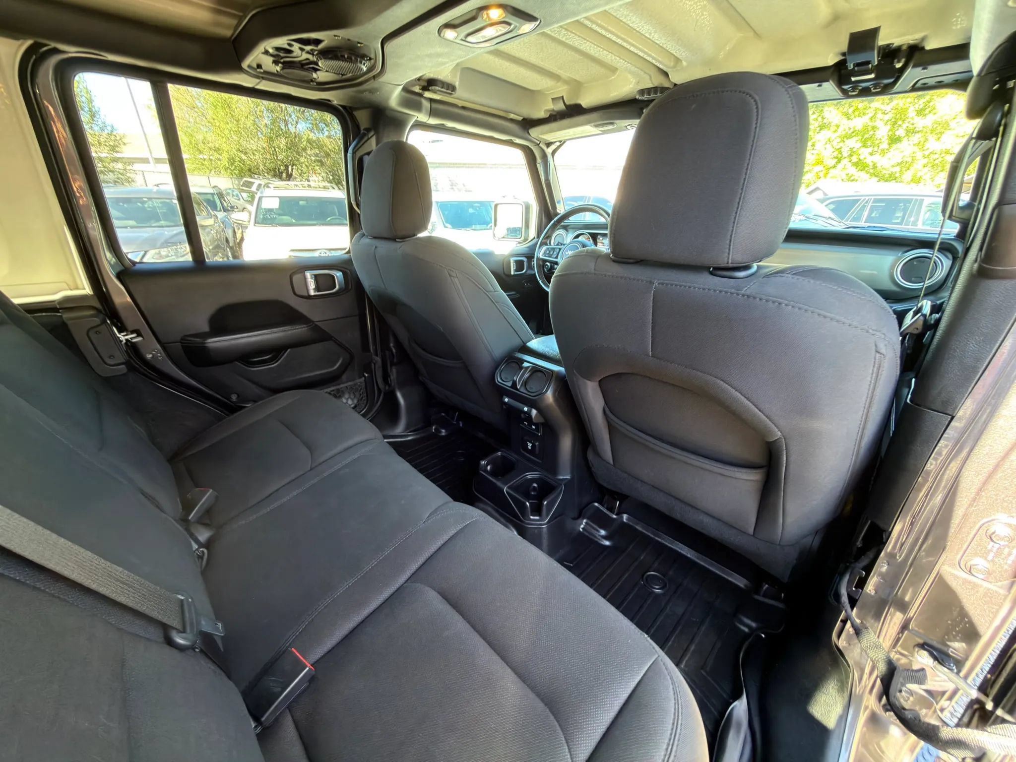 Used 2019 Jeep Wrangler Unlimited Sahara w/ Safety Group AWD/4WD image 15