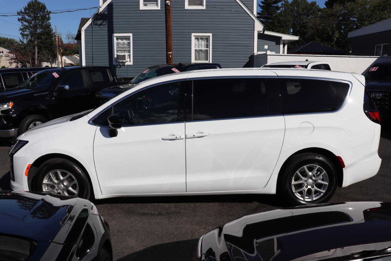 Used 2027 Chrysler Pacifica Select FWD image 2