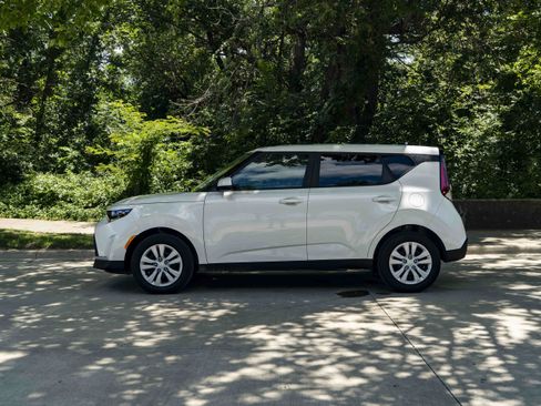 Used 2025 Kia Soul LX FWD image 5