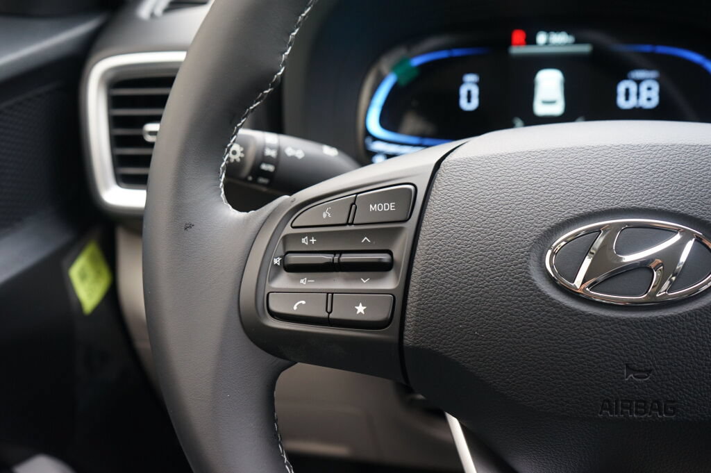 Used 2025 Hyundai Venue SEL FWD image 18
