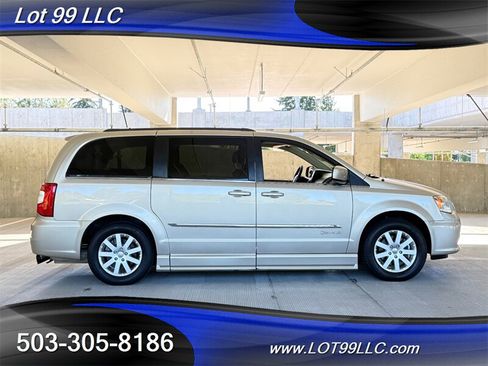 Used 2013 Chrysler Town & Country Touring FWD image 13