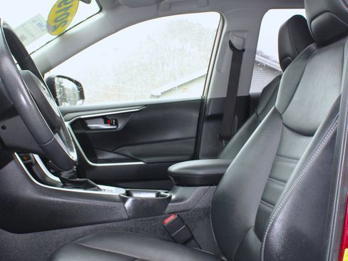 Used 2019 Toyota RAV4 XLE Premium image 18