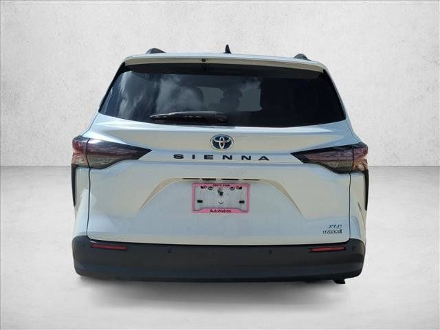 Used 2024 Toyota Sienna XLE FWD image 6
