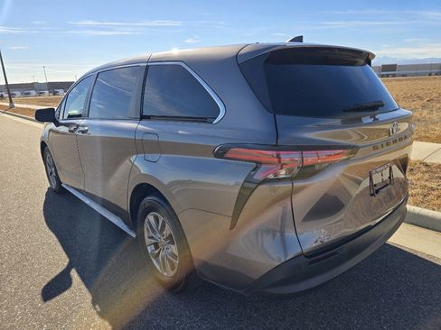 Used 2022 Toyota Sienna XLE image 3
