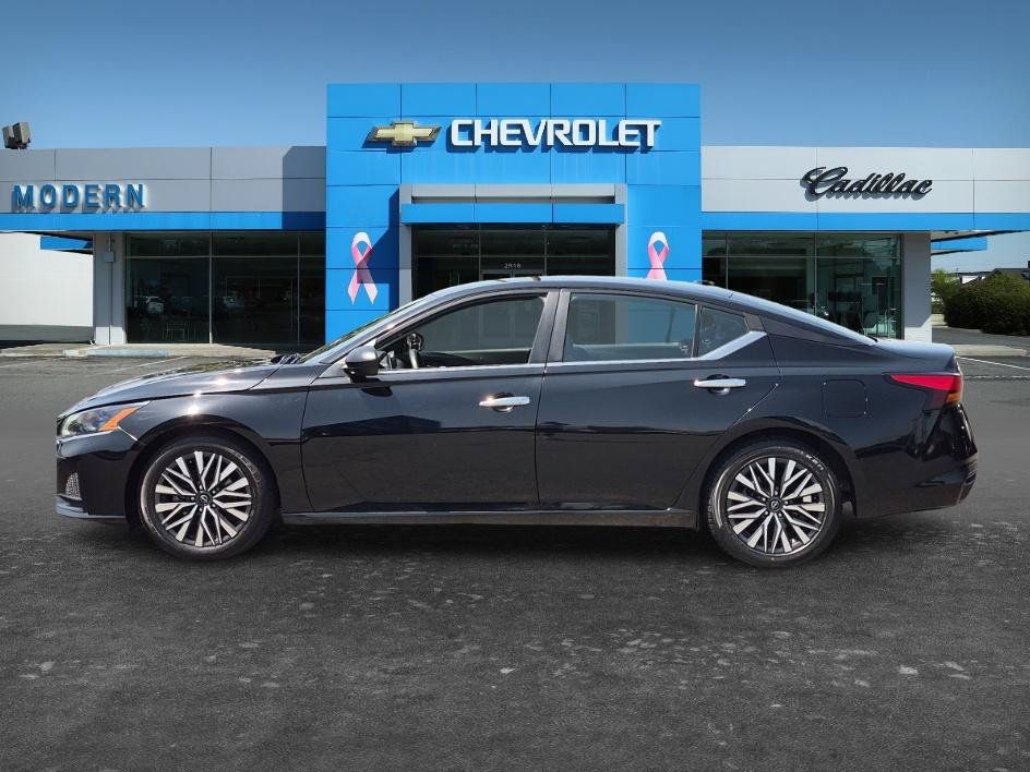 Used 2024 Nissan Altima 2.5 SV FWD image 2