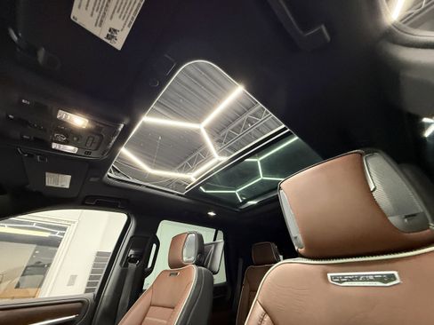 Used 2023 GMC Yukon Denali Ultimate image 11