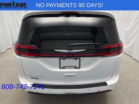 Used 2023 Chrysler Pacifica Touring-L FWD image 3