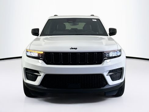 Used 2023 Jeep Grand Cherokee Altitude image 2