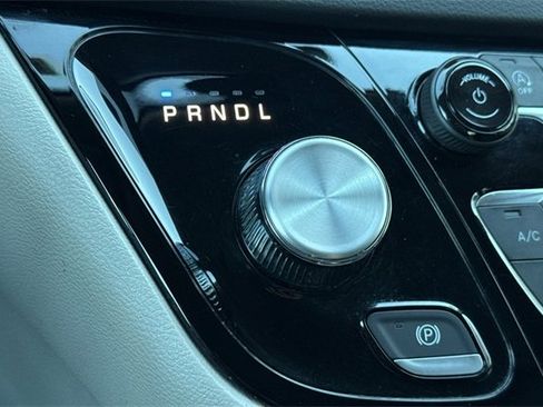 Used 2024 Chrysler Pacifica Touring-L image 26