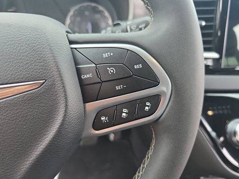 Used 2025 Chrysler Pacifica Select FWD image 19