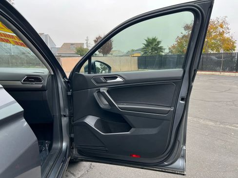 Used 2021 Volkswagen Tiguan SE image 25