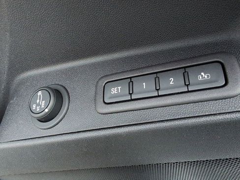 Used 2018 Chevrolet Equinox Premier image 20