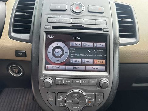 Used 2013 Kia Soul ! w/ Premium Pkg FWD image 18