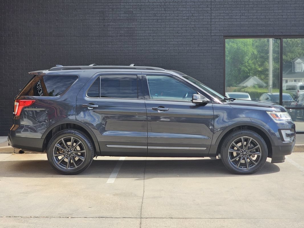 Used 2017 Ford Explorer XLT w/ Equipment Group 202A AWD/4WD image 9