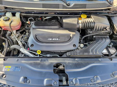 Used 2017 Chrysler Pacifica Touring-L w/ Tire & Wheel Group FWD image 32