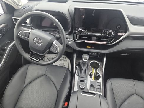 Used 2025 Toyota Highlander Platinum image 31
