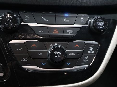 Used 2023 Chrysler Pacifica Touring-L FWD image 30