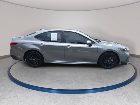 Used 2025 Toyota Camry SE w/ Convenience Package FWD image 4