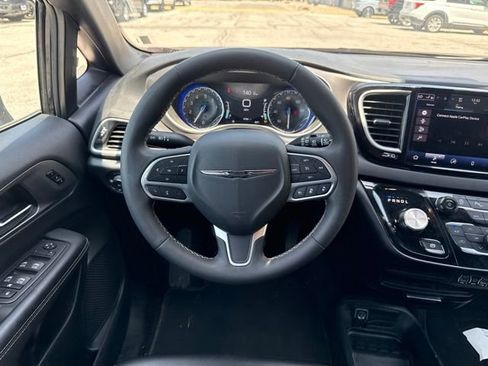 Used 2025 Chrysler Pacifica Select FWD image 17