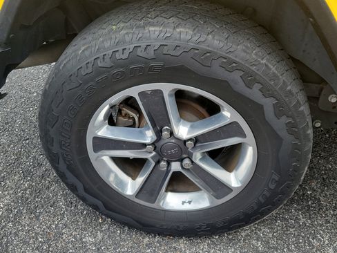 Used 2018 Jeep Wrangler Unlimited Sahara AWD/4WD image 10