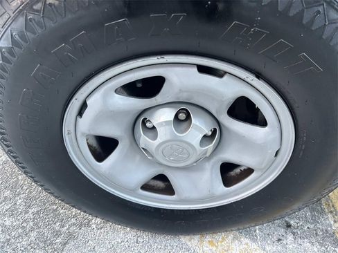 Used 2018 Toyota Tacoma SR image 9