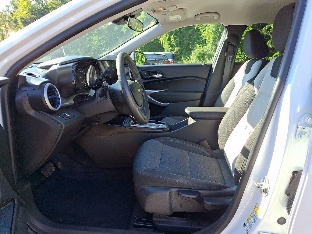 Used 2025 Chevrolet Trax LS w/ LS Convenience Package FWD image 19