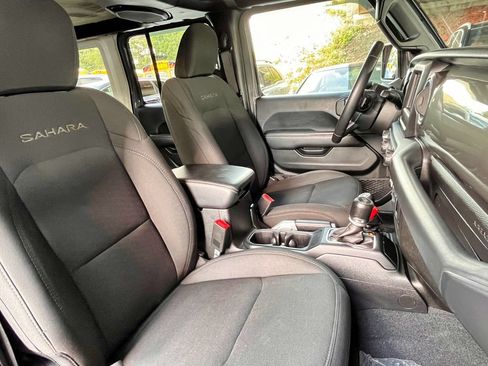 Used 2018 Jeep Wrangler Unlimited Sahara AWD/4WD image 22