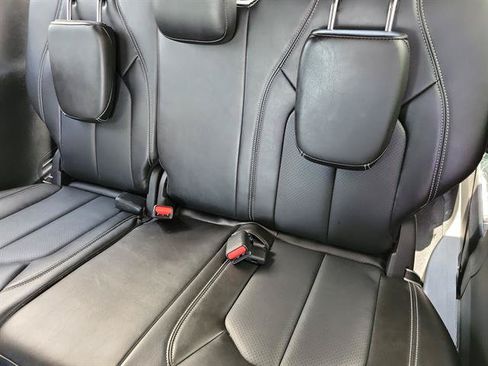Used 2025 Chrysler Pacifica Select FWD image 8