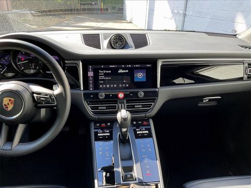 Certified 2025 Porsche Macan image 10
