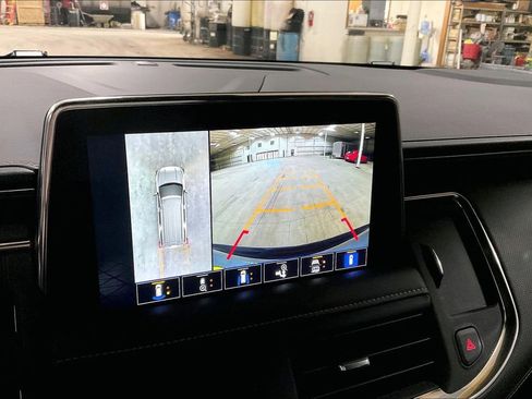 Used 2023 GMC Yukon AT4 w/ Technology Package AWD/4WD image 20