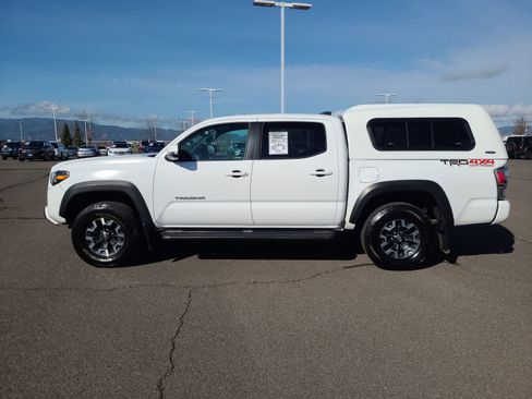 Used 2022 Toyota Tacoma TRD Off-Road w/ TRD Premium Off Road Package image 11