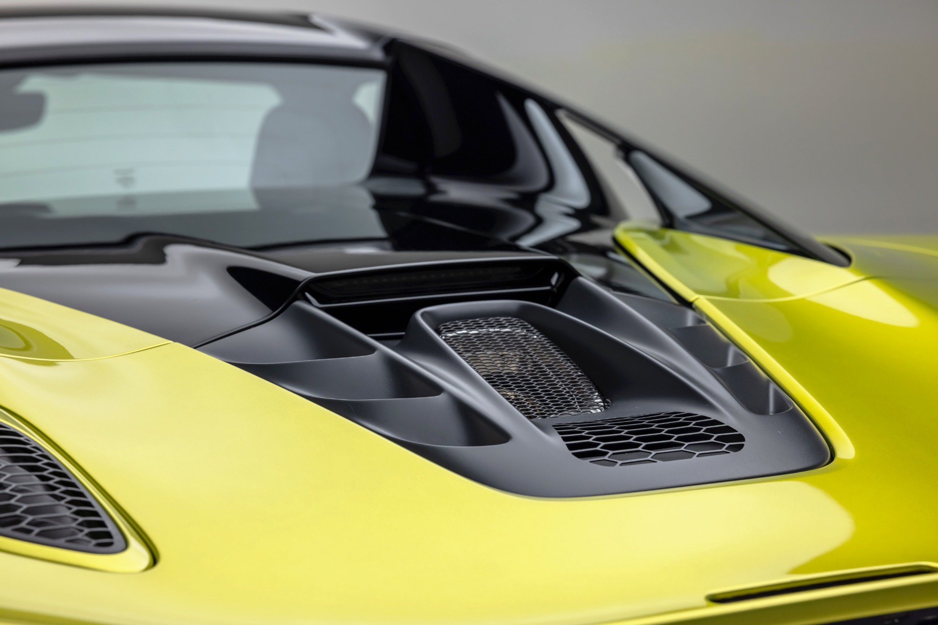 Used 2025 McLaren Artura Spider RWD image 20