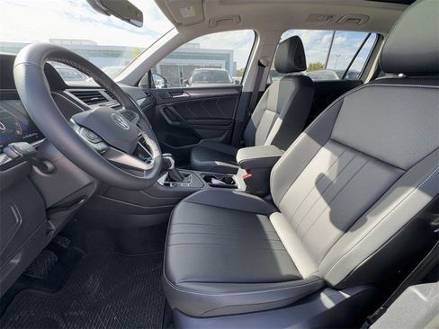 Used 2024 Volkswagen Tiguan SE image 11