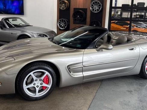 Used 2000 Chevrolet Corvette Convertible w/ Memory Pkg RWD image 1