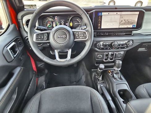 Used 2025 Jeep Wrangler Unlimited Sahara AWD/4WD image 21