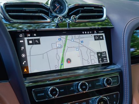 Used 2023 Bentley Bentayga AWD/4WD image 19