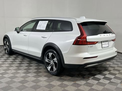 Certified 2025 Volvo V60 B5 Cross Country Plus image 8