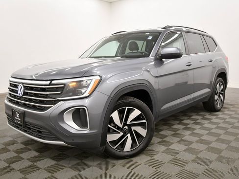 Used 2024 Volkswagen Atlas SE image 2