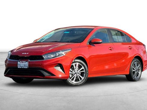 Used 2023 Kia Forte LXS w/ LXS Technology Package FWD image 2