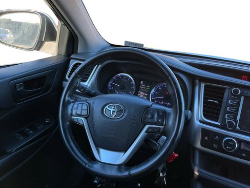 Used 2018 Toyota Highlander Plus w/ Carpet Mat Package (TMS) image 10