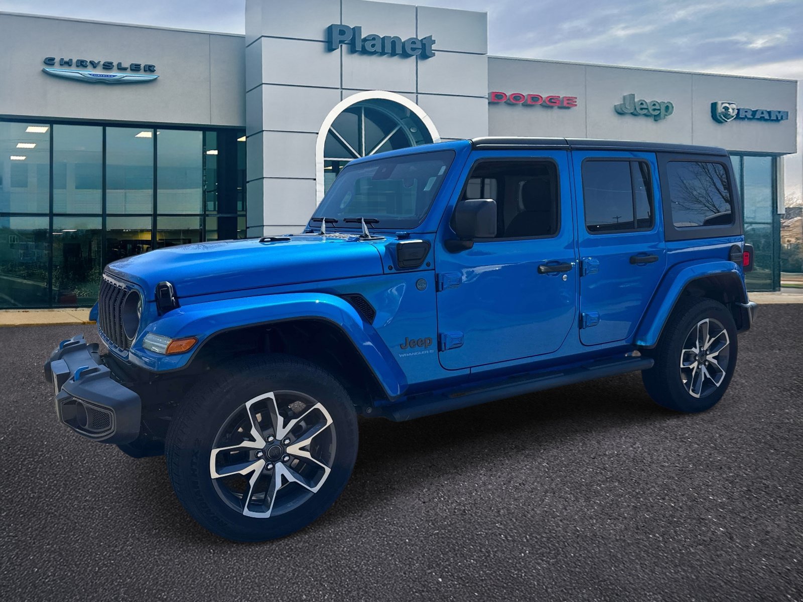 Used 2024 Jeep Wrangler Unlimited w/ Convenience Group AWD/4WD image 4
