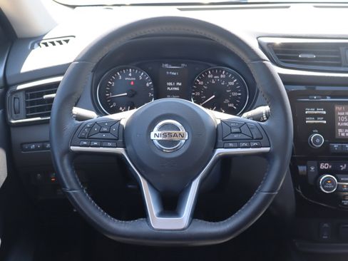 Used 2017 Nissan Rogue SV AWD/4WD image 14