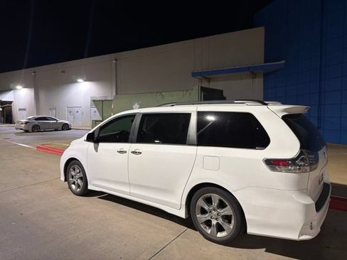 Used 2014 Toyota Sienna SE FWD image 8