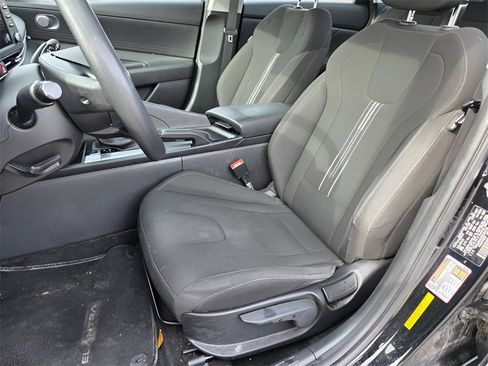Used 2022 Hyundai Elantra SEL image 17