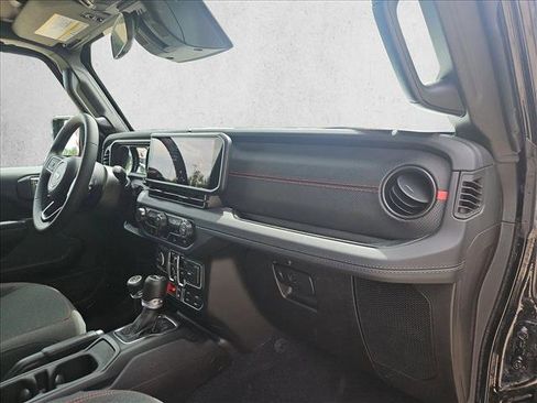 Used 2026 Jeep Wrangler Unlimited Rubicon AWD/4WD image 18