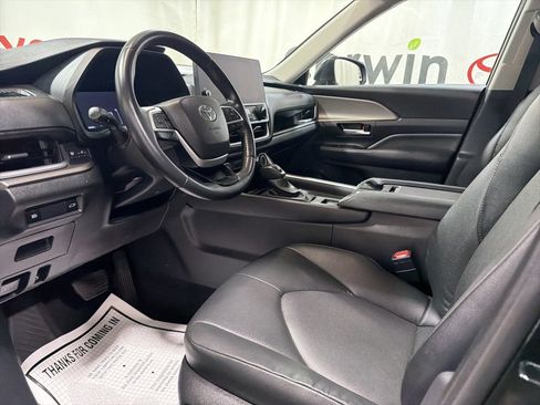 Used 2025 Toyota Grand Highlander AWD image 21