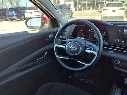 Used 2022 Hyundai Elantra SEL image 18