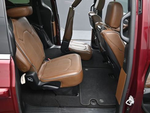 Used 2017 Chrysler Pacifica Limited FWD image 19
