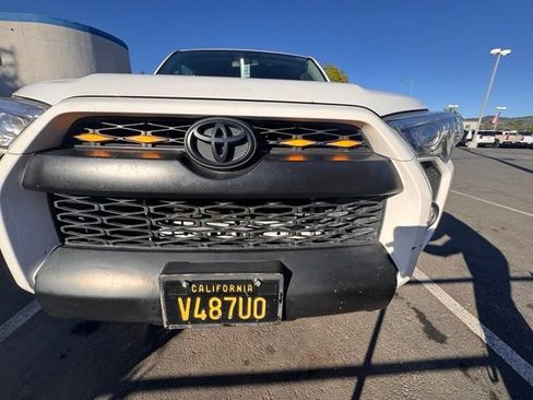 Used 2017 Toyota 4Runner SR5 AWD/4WD image 4