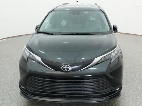 New 2026 Toyota Sienna XLE FWD image 3